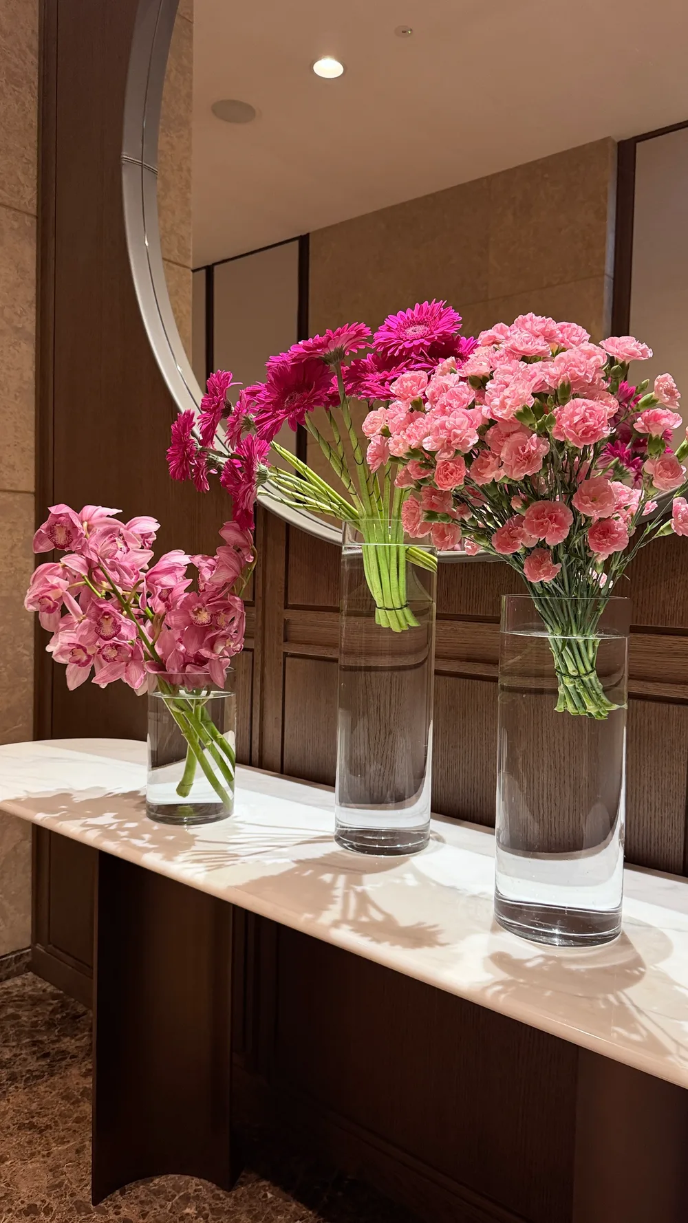 Розовые цветы в интерьере Grosvenor House