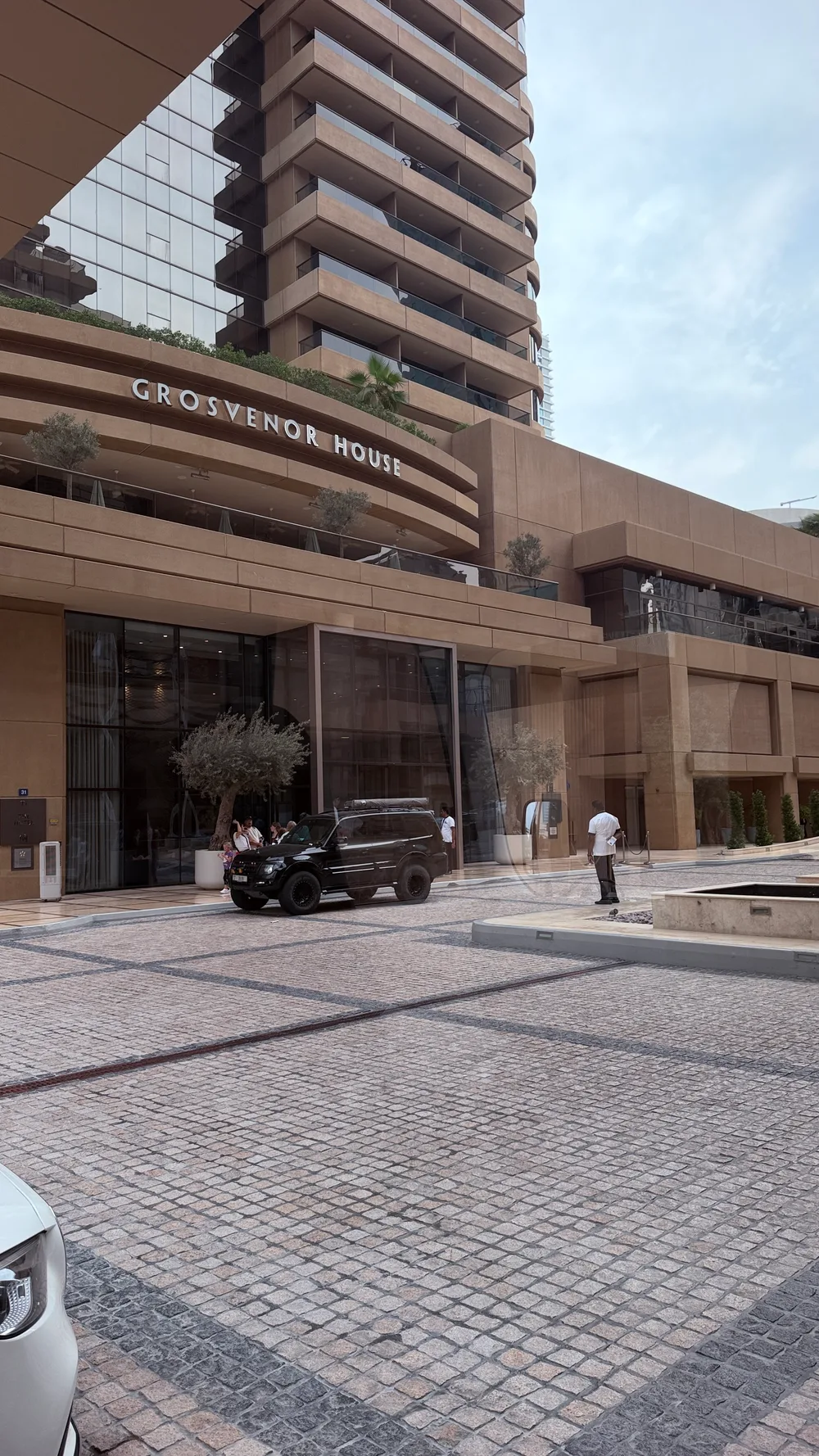 Фасад отеля Grosvenor House в Dubai Marina